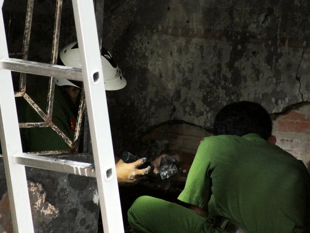 Vụ cháy ở đường Lê Văn Sỹ: Căng mắt tìm manh mối ảnh 9 Vụ cháy ở đường Lê Văn Sỹ: Căng mắt tìm manh mối ảnh 9